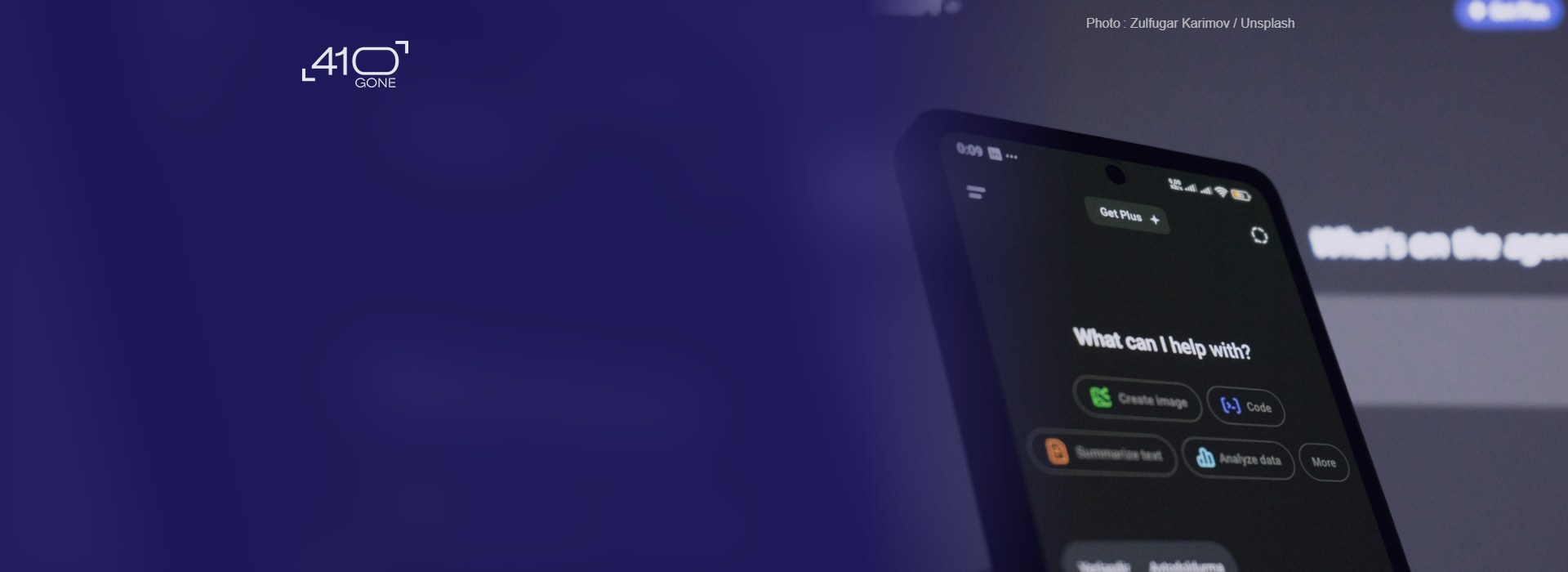 Smartphone affichant l'interface d'un assistant IA, illustration de la publicité dans ChatGPT