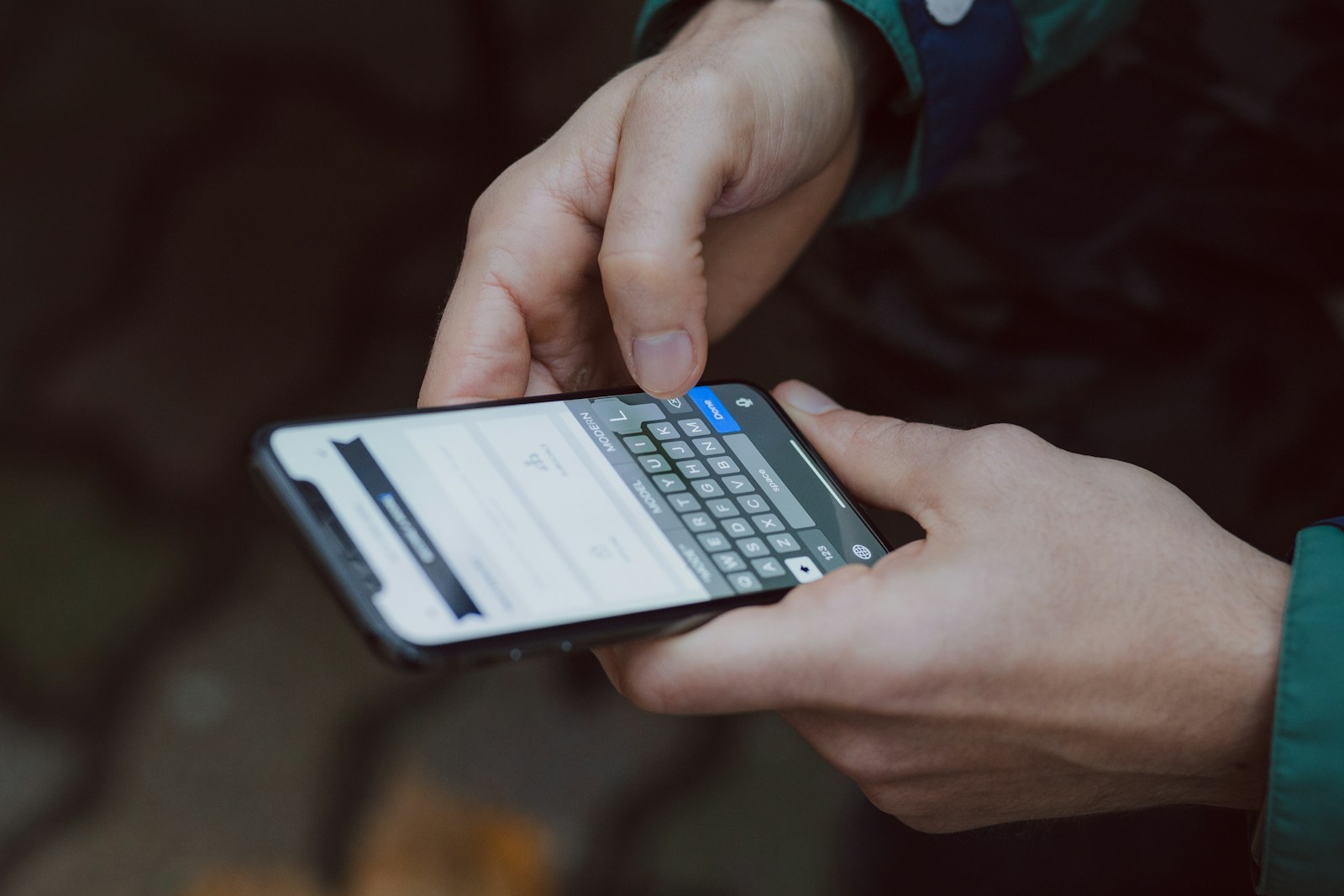 Une personne tape un message sur son smartphone